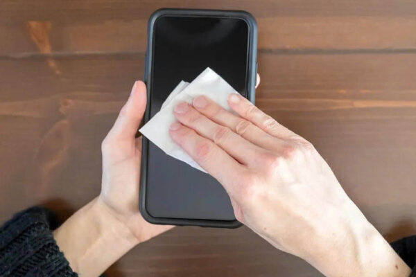 Cách vệ sinh điện thoại và ốp lưng sạch đẹp an toàn tại nhà